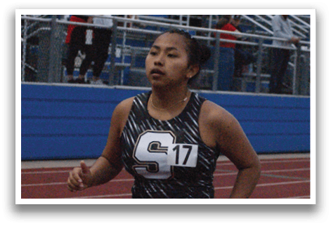 A woman wearing a numbered shirt is running on a track. Contenido generado con IA