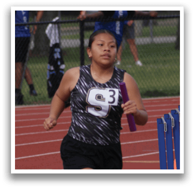 A woman is running on a track, wearing a black and white shirt. Contenido generado con IA