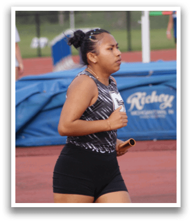 A woman is running on a track, wearing a black and white outfit. Contenido generado con IA