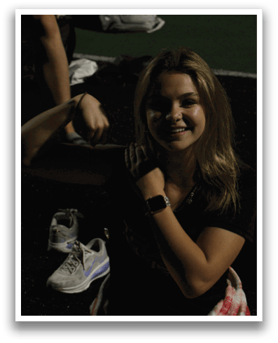 A woman in a black shirt is flexing her arm, showing off her muscle. Contenido generado con IA