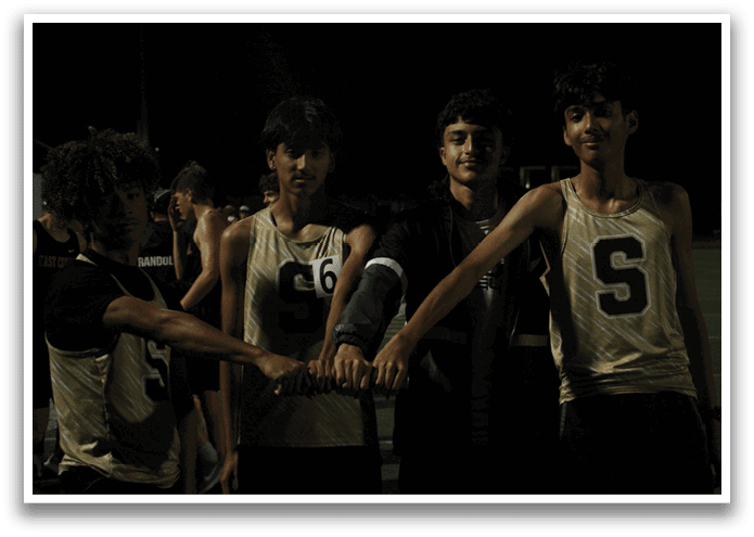Four young men pose for a picture, wearing athletic uniforms and holding hands. Contenido generado con IA