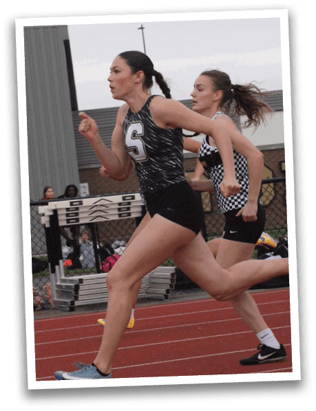 Two female runners are competing in a race. Contenido generado con IA