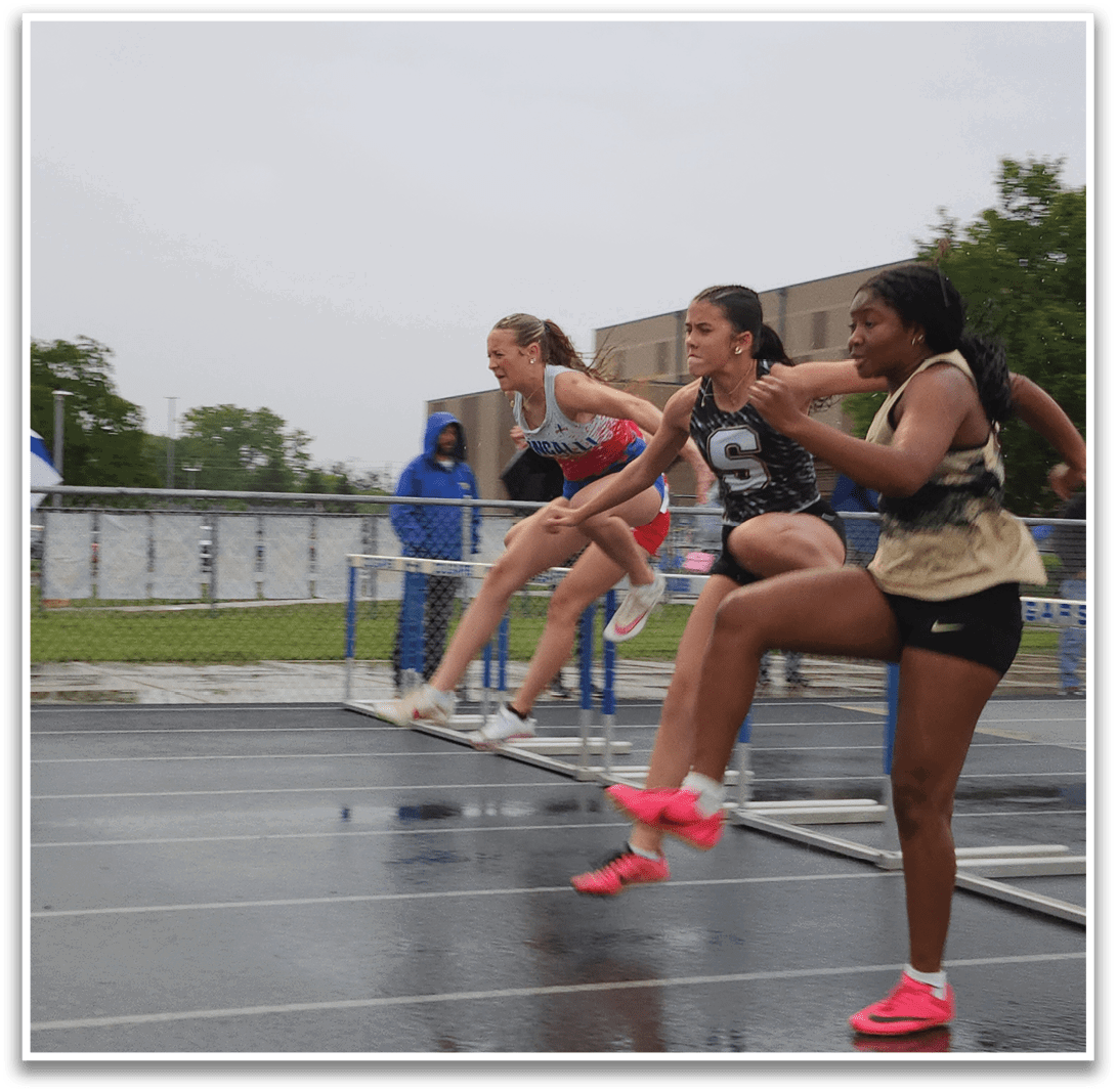 Three female runners are competing in a race. Contenido generado con IA