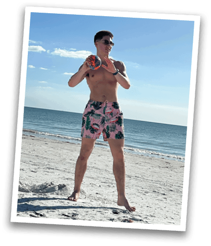 A man is standing on a beach, holding a frisbee. Contenido generado con IA