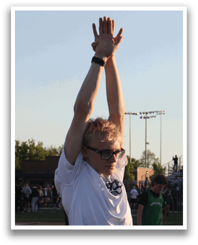 A man in a white shirt and glasses is raising his arms in the air. Contenido generado con IA