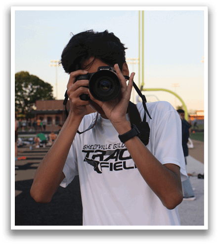 A man is taking a picture of himself using a camera. Contenido generado con IA