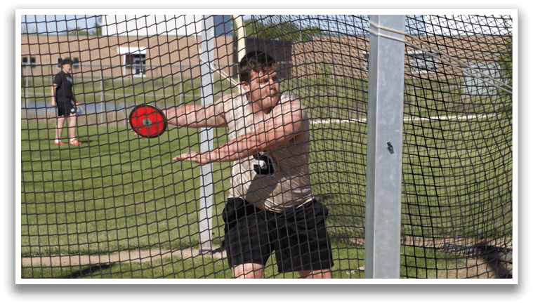 A man is swinging a bat at a ball in a batting cage. Contenido generado con IA