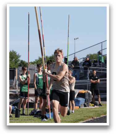 A group of people are standing on a track, some holding poles. Contenido generado con IA