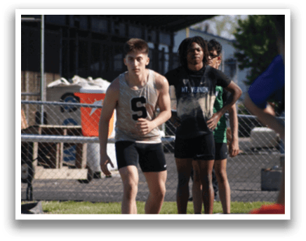 A group of people are running on a track, with some of them wearing shorts. Contenido generado con IA
