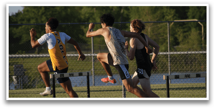 Two men are running on a track, one of them is wearing a yellow shirt. Contenido generado con IA