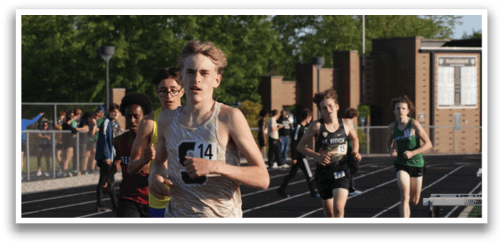 A group of people are running on a track, with one man wearing a number 413 shirt. Contenido generado con IA
