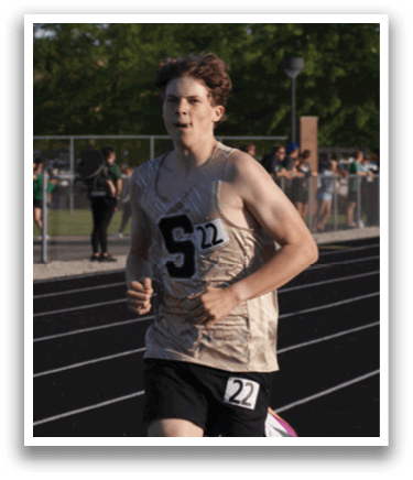 A man is running on a track, wearing a number 27 shirt. Contenido generado con IA