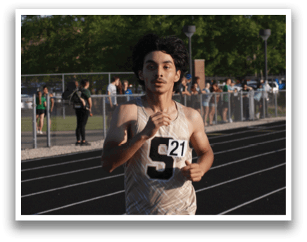A man wearing a number 211 shirt is running on a track. Contenido generado con IA