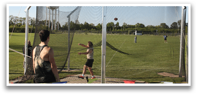 A man and a woman are playing baseball. The woman is throwing a ball towards the man who is holding a baseball bat, ready to hit the ball. Contenido generado con IA