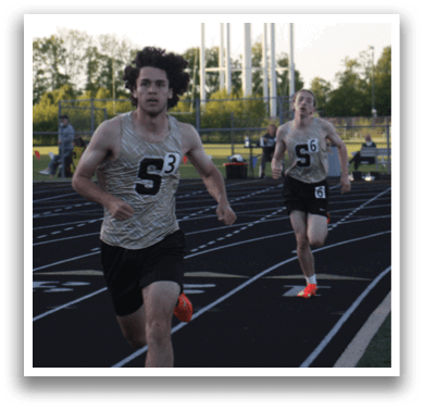 Two men are running on a track, one wearing a number 6 shirt. Contenido generado con IA