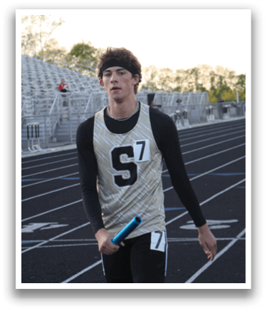 A man wearing a track suit with the number 7 on it is walking on a track. Contenido generado con IA