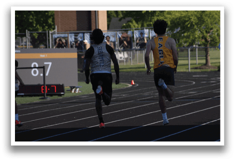 Three men are running on a track, with one in the lead. Contenido generado con IA