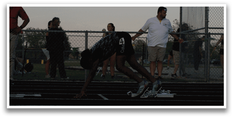 A woman is running on a track, with a crowd of people watching her. Contenido generado con IA