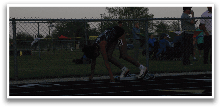 A woman is running on a track, wearing a black outfit. Contenido generado con IA