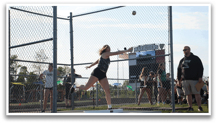 A woman is jumping in the air to catch a frisbee. Contenido generado con IA