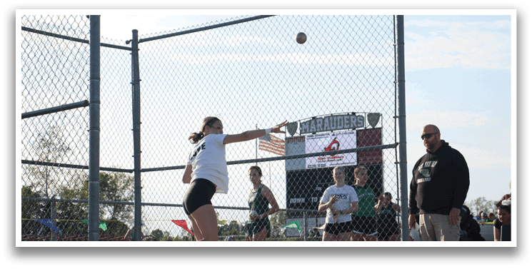 A woman is jumping in the air to catch a frisbee. Contenido generado con IA