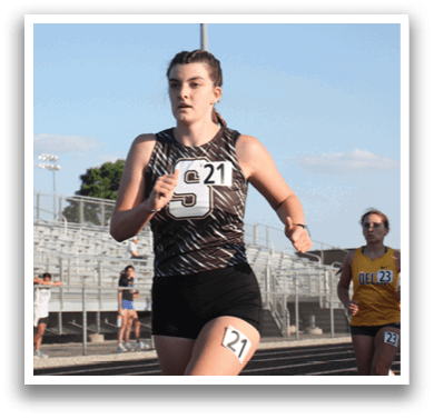 A group of women are running on a track, with one woman wearing the number 21. Contenido generado con IA