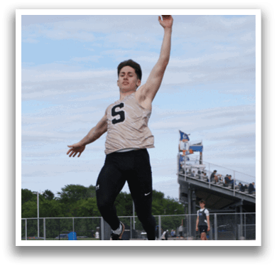 A man is jumping in the air to catch a frisbee. Contenido generado con IA