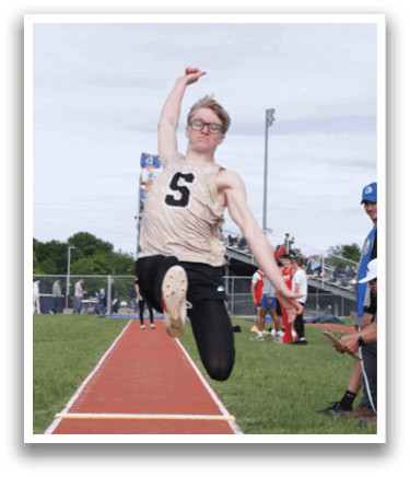 A man is jumping in the air while throwing a disc. Contenido generado con IA