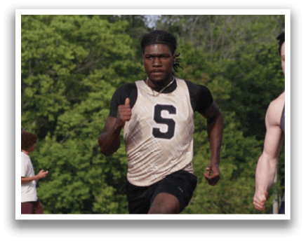 Three men are running on a track, with one of them wearing a green shirt. Contenido generado con IA