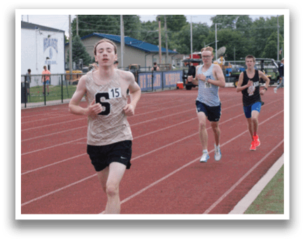 A group of people running on a track, one of them wearing the number 15. Contenido generado con IA