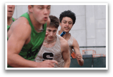 Three men running on a track, one of them wearing a green shirt. Contenido generado con IA