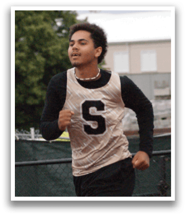 A man wearing a jersey with the number 5 is running on a track. Contenido generado con IA