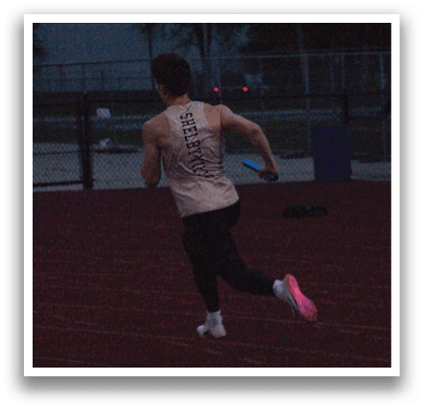A man is running on a track while another person watches. Contenido generado con IA