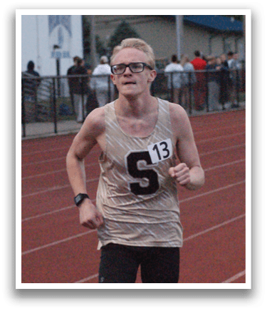 A man wearing a number 51 shirt is running on a track. Contenido generado con IA