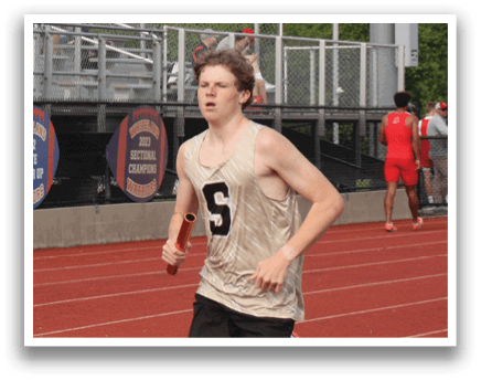 A man is running on a track in front of a crowd of people. Contenido generado con IA