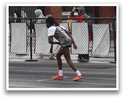 A group of people are running on a track. Contenido generado con IA