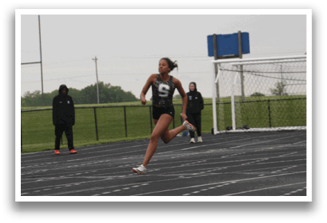 A group of girls are running on a track, with one girl in the lead. Contenido generado con IA