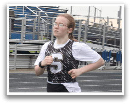 A female runner wearing a number 5 jersey is running on a track. Contenido generado con IA