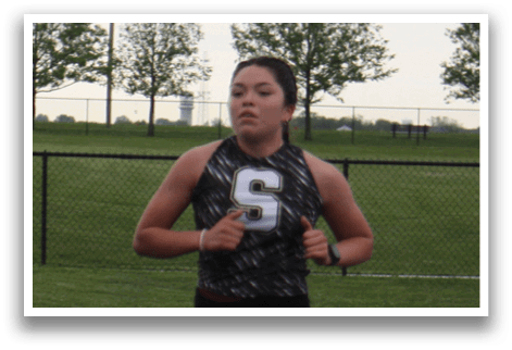 A woman is running on a track in the rain. Contenido generado con IA