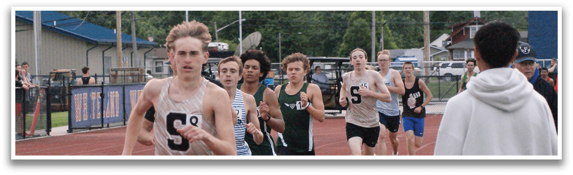 A group of people are running on a track, with some wearing numbers on their shirts. Contenido generado con IA