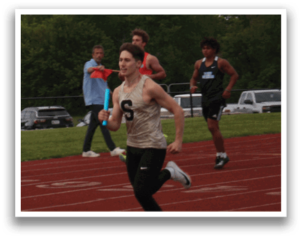 A group of people are running on a track. Contenido generado con IA