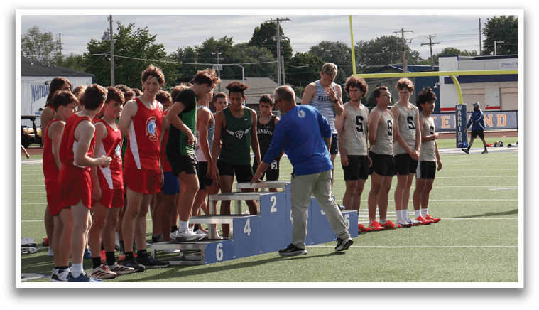 A group of young men stand on a football field, some wearing red and green uniforms. They are holding trophies, possibly after a competition. Contenido generado con IA
