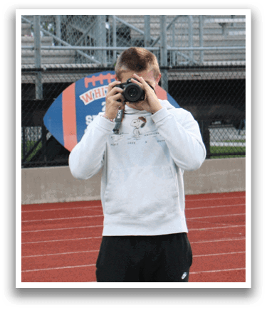 A person is taking a picture of a sign with a camera. Contenido generado con IA