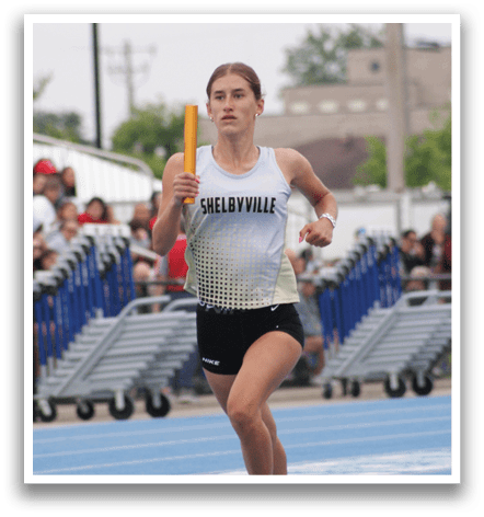 A woman is running on a track with a yellow object in her hand. Contenido generado con IA
