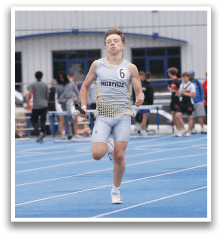 A group of people are running on a track, with one man leading the pack. Contenido generado con IA