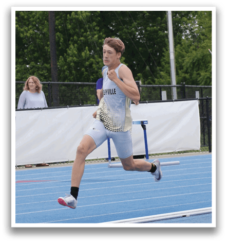 A man wearing a blue shirt is running on a track. Contenido generado con IA
