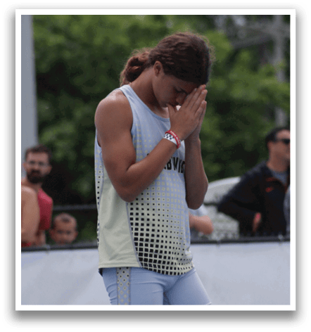 A woman with long hair is praying in front of a crowd of people. Contenido generado con IA