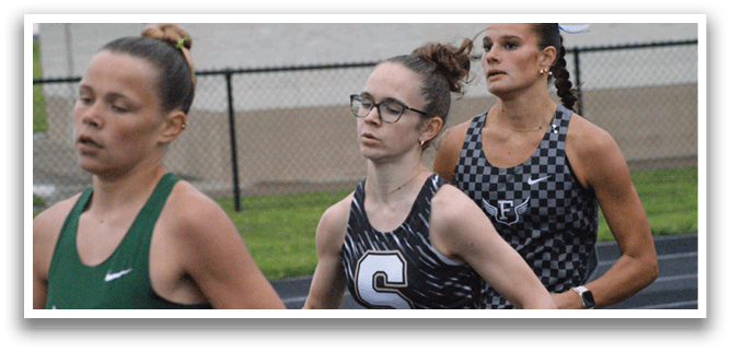 Three female runners wearing sports outfits are running on a track. Contenido generado con IA