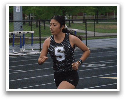 A woman running on a track with a number 5 on her shirt. Contenido generado con IA