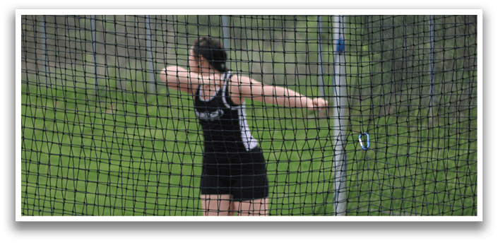 A person is throwing a disc. Description generated by AI